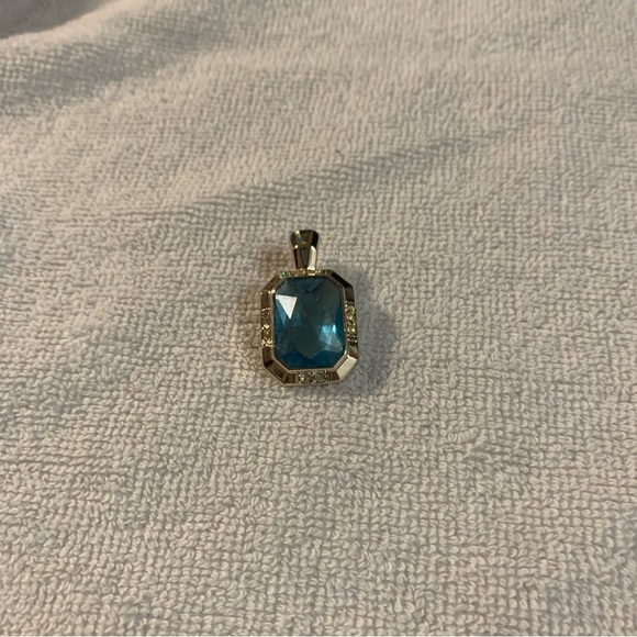Avon simulated aquamarine Gemstone/silvertone necklace enhancer NIB - Picture 1 of 7
